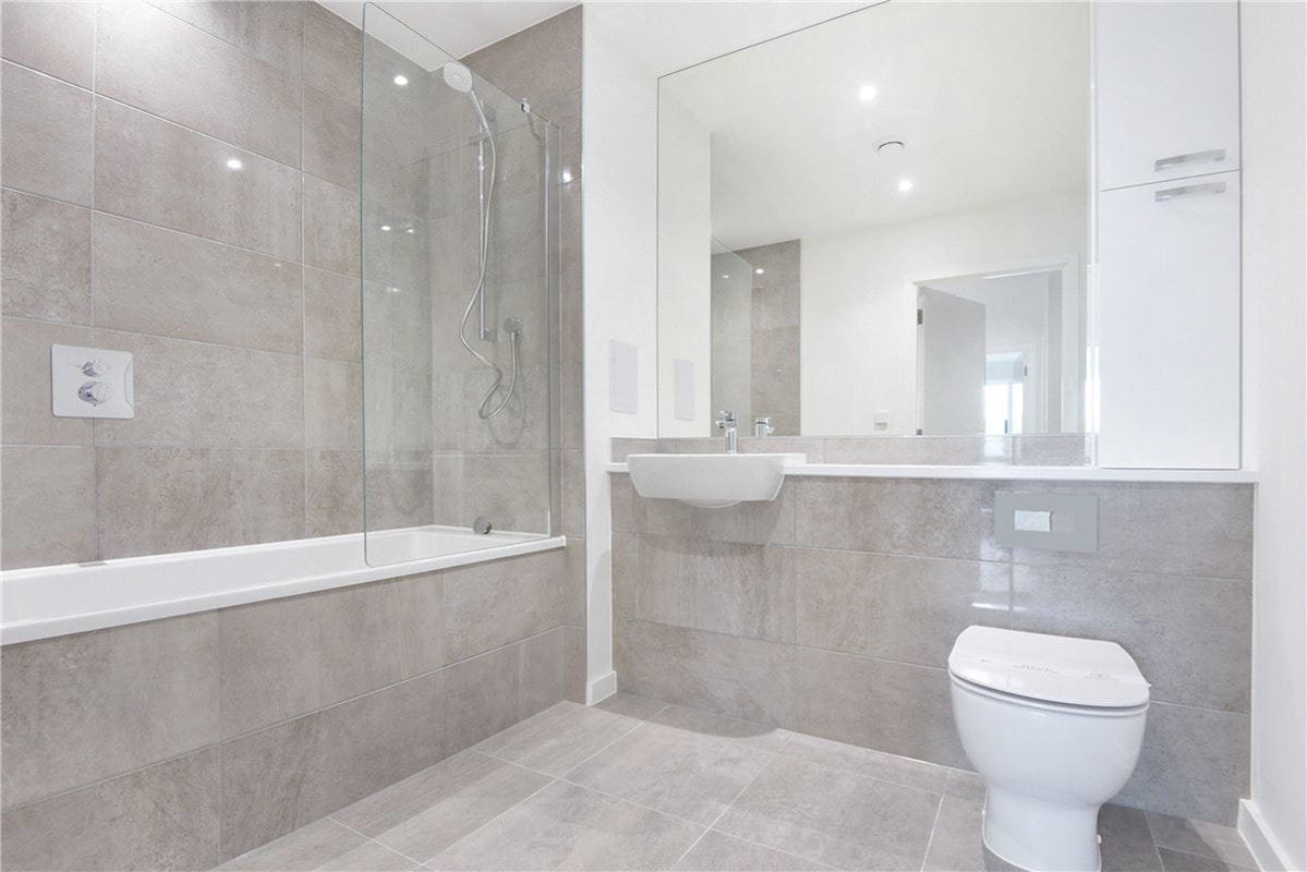 2 bedroom flat, Heartwell Avenue, London E16 - Available