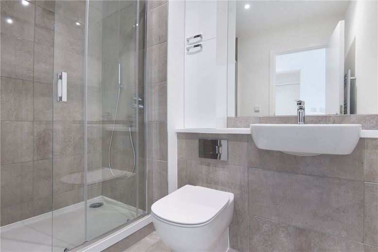 2 bedroom flat, Heartwell Avenue, London E16 - Available