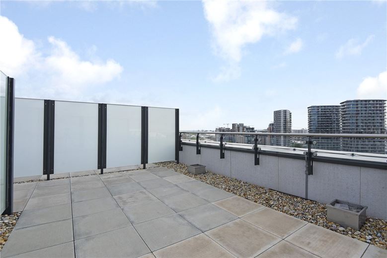 2 bedroom flat, Heartwell Avenue, London E16 - Available