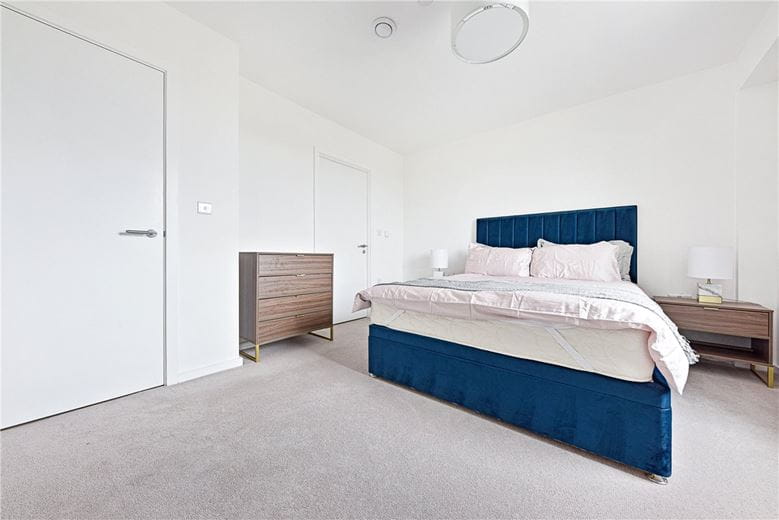 2 bedroom flat, Heartwell Avenue, London E16 - Available