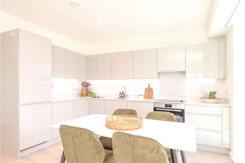 3 bedroom flat, Heartwell Avenue, London E16 - Let Agreed