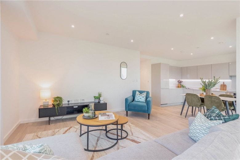 3 bedroom flat, Heartwell Avenue, London E16 - Available