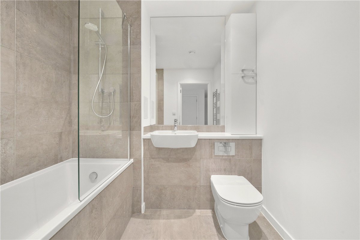 3 bedroom flat, Heartwell Avenue, London E16 - Available