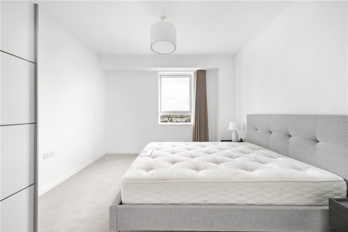 3 bedroom flat, Heartwell Avenue, London E16 - Available