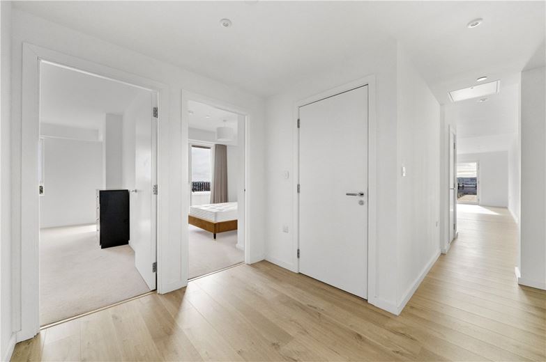 3 bedroom flat, Heartwell Avenue, London E16 - Available