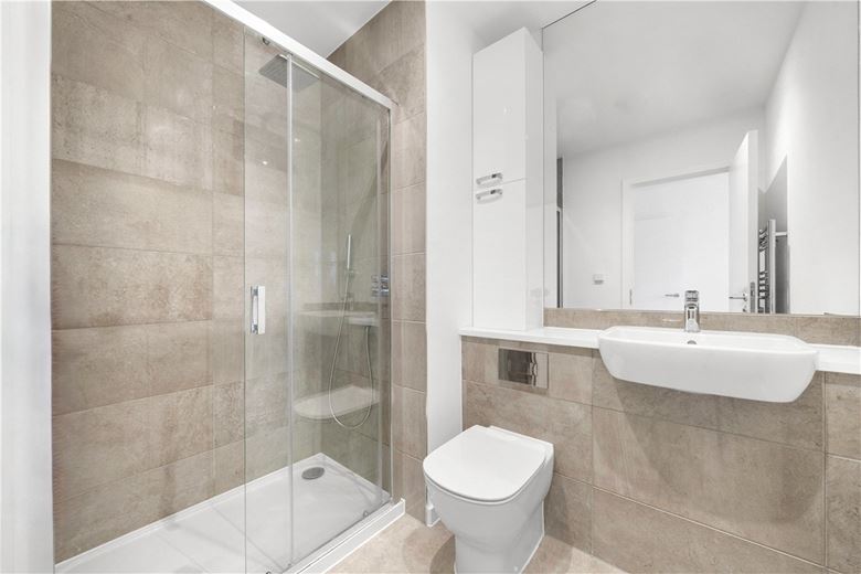 3 bedroom flat, Heartwell Avenue, London E16 - Available