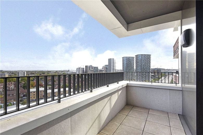 3 bedroom flat, Heartwell Avenue, London E16 - Let Agreed