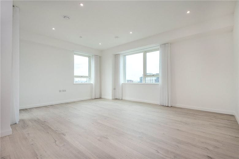 3 bedroom flat, Heartwell Avenue, London E16 - Let Agreed