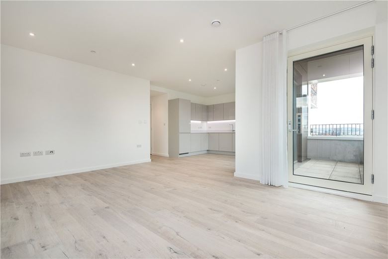 3 bedroom flat, Heartwell Avenue, London E16 - Let Agreed