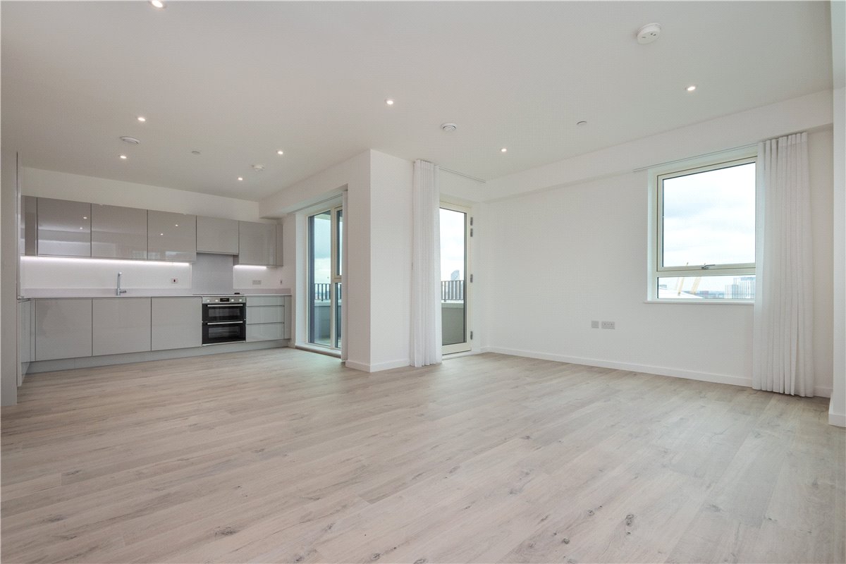 3 bedroom flat, Heartwell Avenue, London E16 - Let Agreed