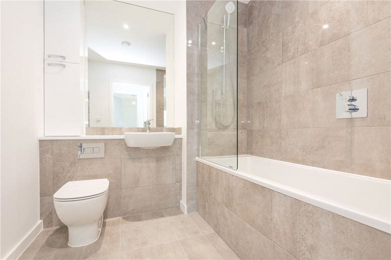 3 bedroom flat, Heartwell Avenue, London E16 - Let Agreed