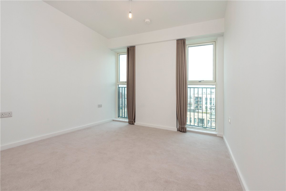 3 bedroom flat, Heartwell Avenue, London E16 - Let Agreed