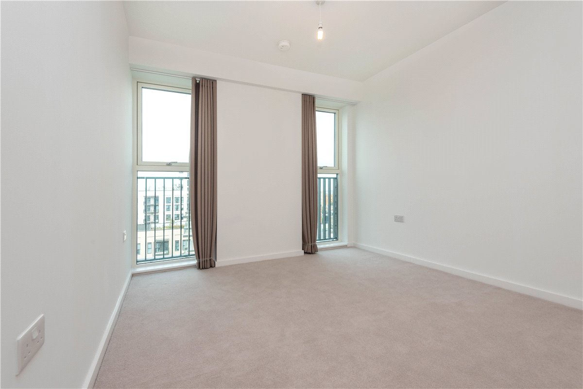 3 bedroom flat, Heartwell Avenue, London E16 - Let Agreed