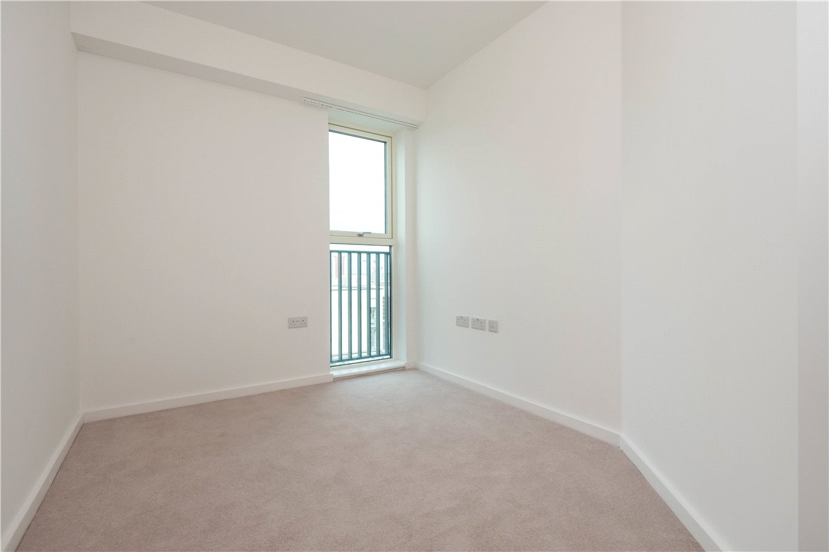 3 bedroom flat, Heartwell Avenue, London E16 - Let Agreed