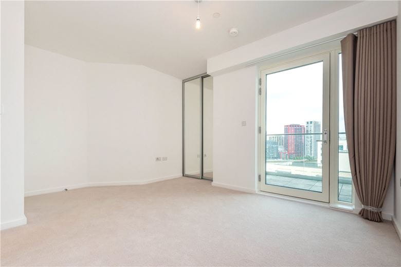 3 bedroom flat, Heartwell Avenue, London E16 - Let Agreed