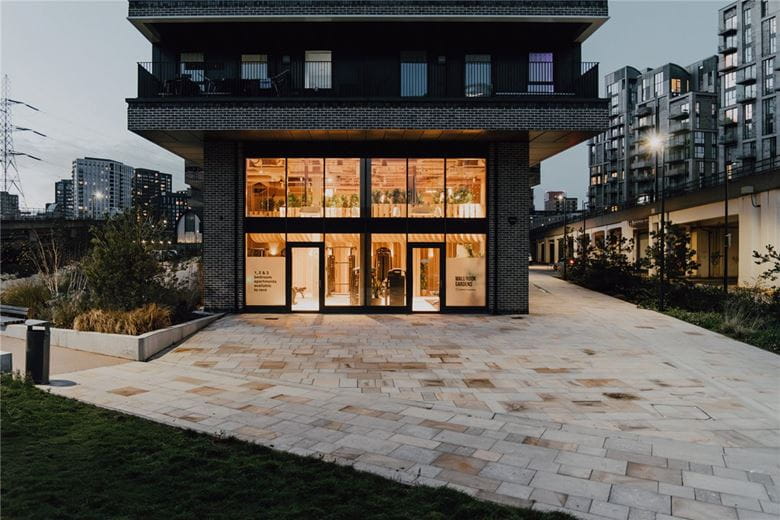 3 bedroom flat, Heartwell Avenue, London E16 - Let Agreed