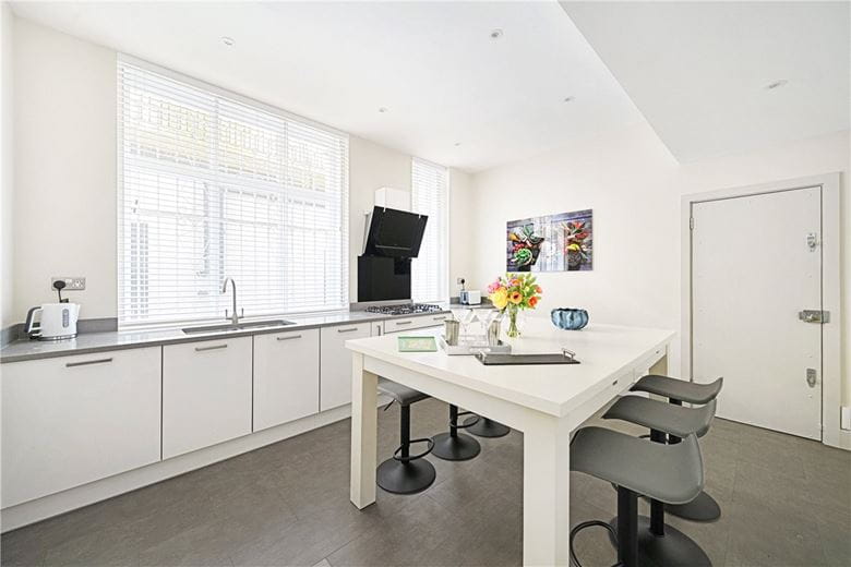 3 bedroom flat, Portland Place, London W1B - Available