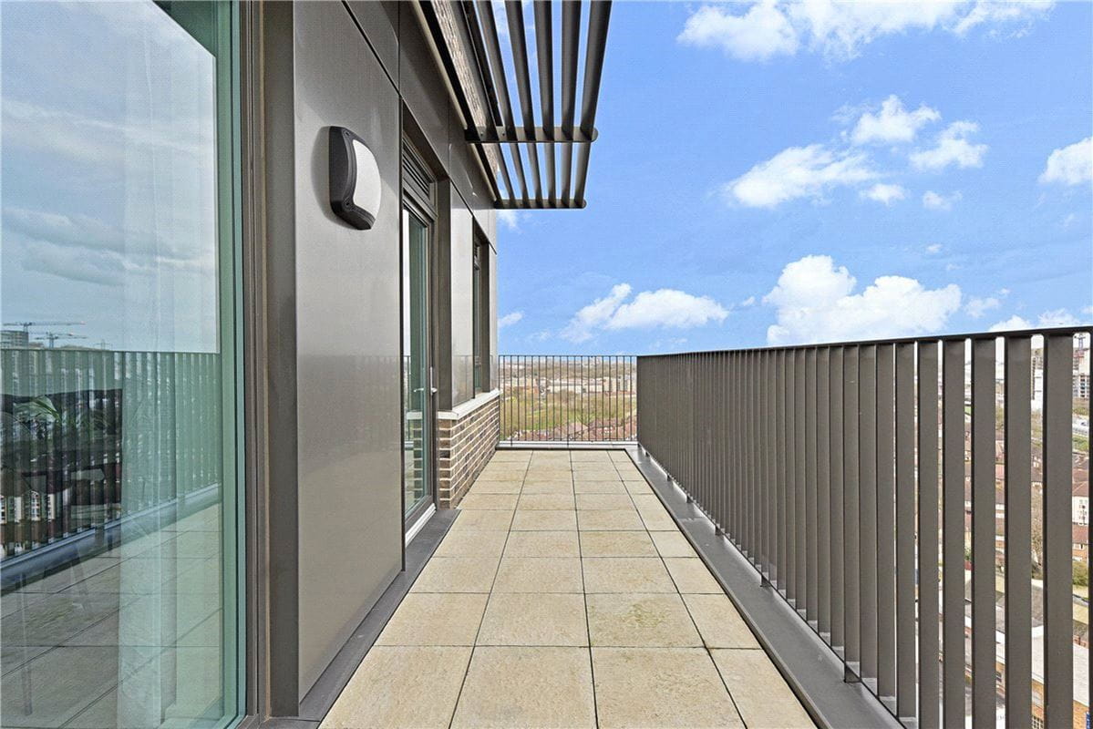 2 bedroom flat, Heartwell Avenue, London E16 - Available