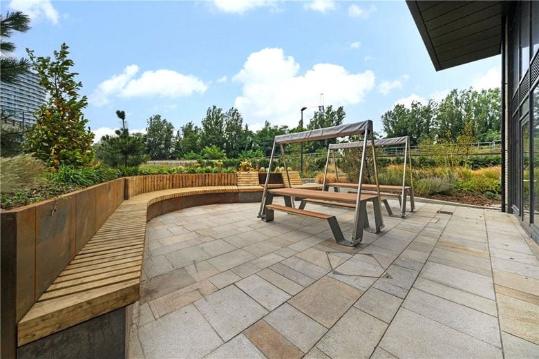 2 bedroom flat, Heartwell Avenue, London E16 - Available