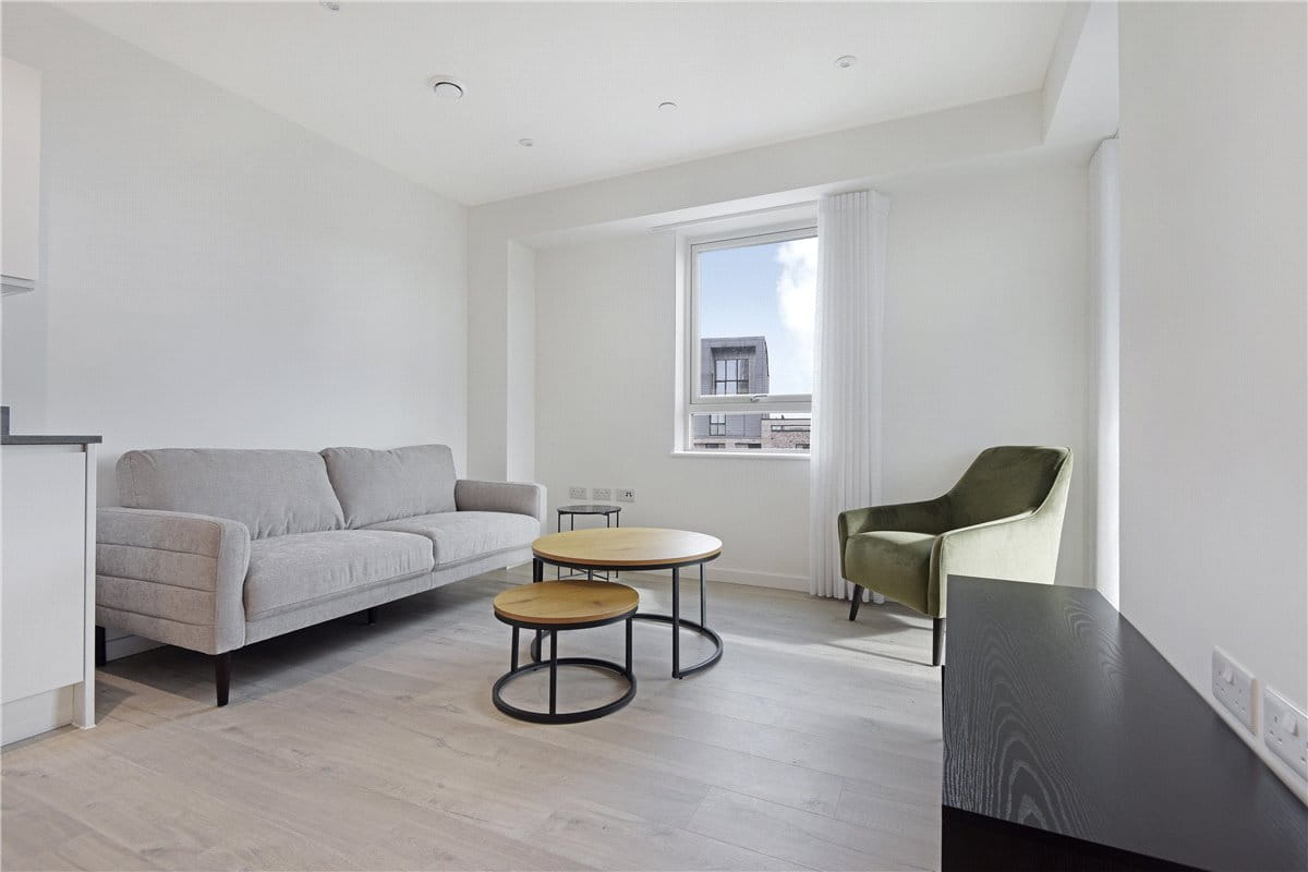 1 bedroom flat, Heartwell Avenue, London E16 - Available