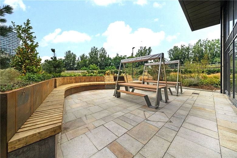 2 bedroom flat, Heartwell Avenue, London E16 - Available