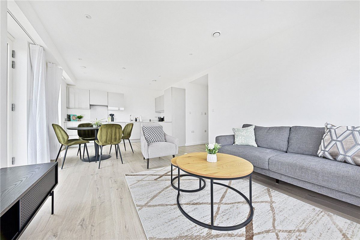 2 bedroom flat, Heartwell Avenue, London E16 - Available