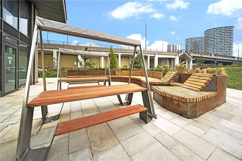 3 bedroom flat, Heartwell Avenue, London E16 - Available