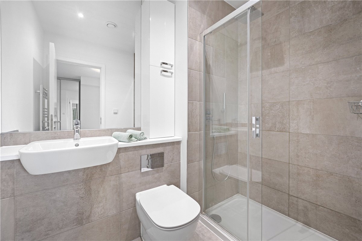 3 bedroom flat, Heartwell Avenue, London E16 - Available