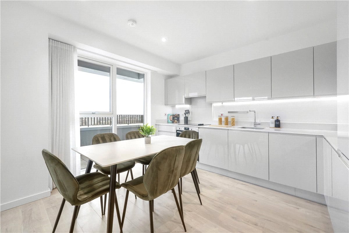 3 bedroom flat, Heartwell Avenue, London E16 - Available