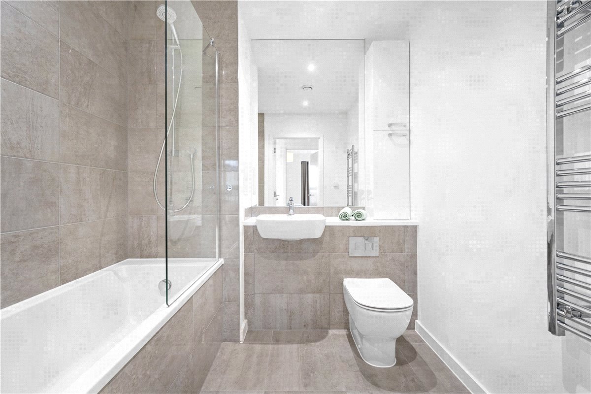 3 bedroom flat, Heartwell Avenue, London E16 - Available