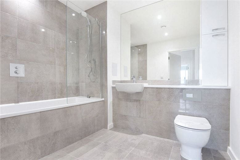 2 bedroom flat, Heartwell Avenue, London E16 - Available