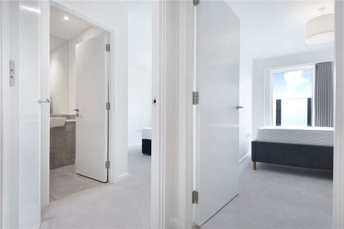 2 bedroom flat, Heartwell Avenue, London E16 - Available