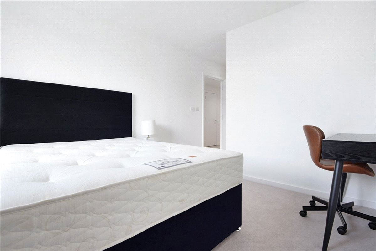 2 bedroom flat, Heartwell Avenue, London E16 - Available