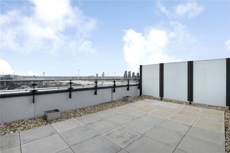 2 bedroom flat, Heartwell Avenue, London E16 - Available