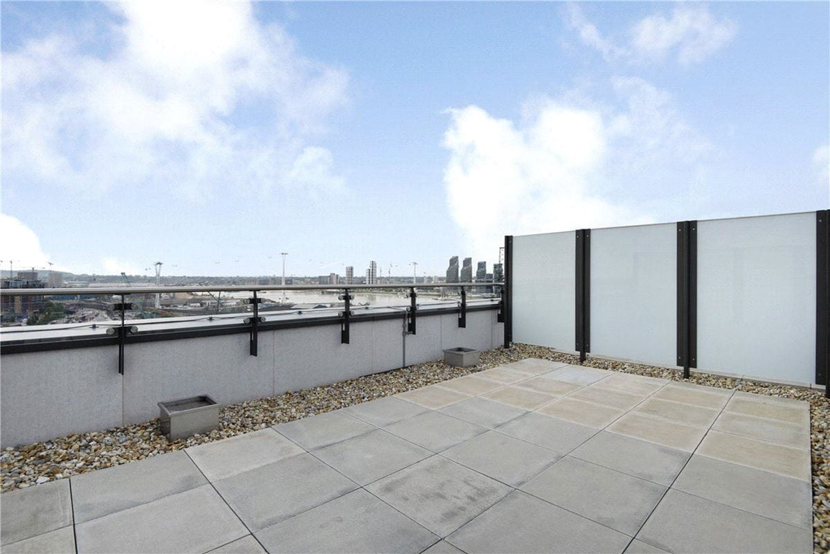 2 bedroom flat, Heartwell Avenue, London E16 - Available