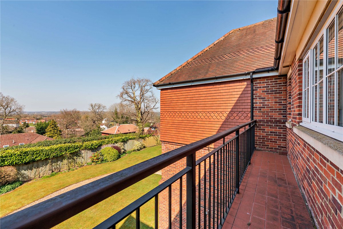 3 bedroom flat, Woodridge, Newbury RG14 - Available