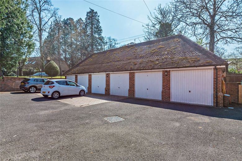 3 bedroom flat, Woodridge, Newbury RG14 - Available