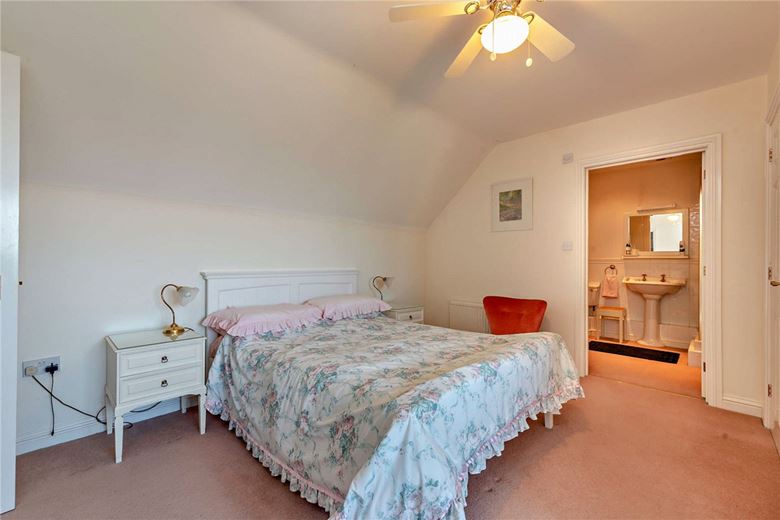 3 bedroom flat, Woodridge, Newbury RG14 - Available