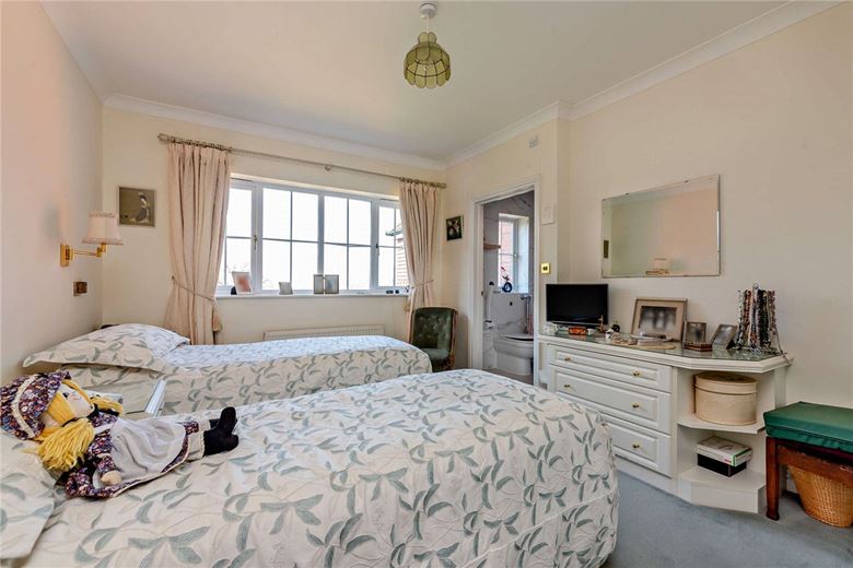 3 bedroom flat, Woodridge, Newbury RG14 - Available