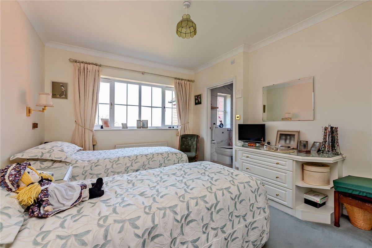 3 bedroom flat, Woodridge, Newbury RG14 - Available