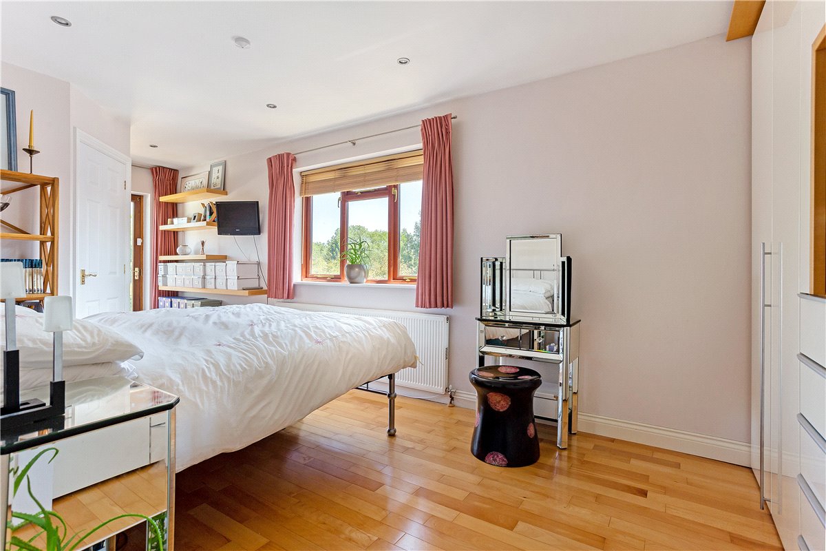 4 bedroom bungalow, Bucklebury Alley, Cold Ash RG18 - Available