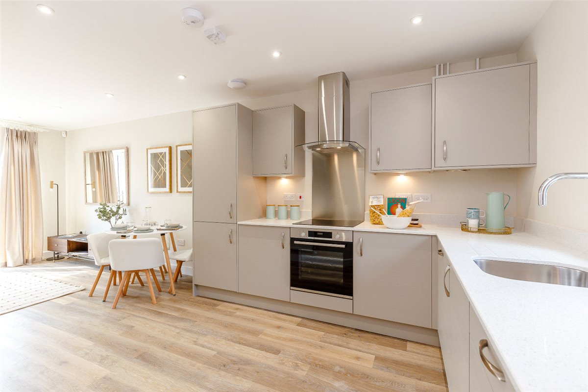 2 bedroom flat, Steel Close, Newbury RG14 - Available