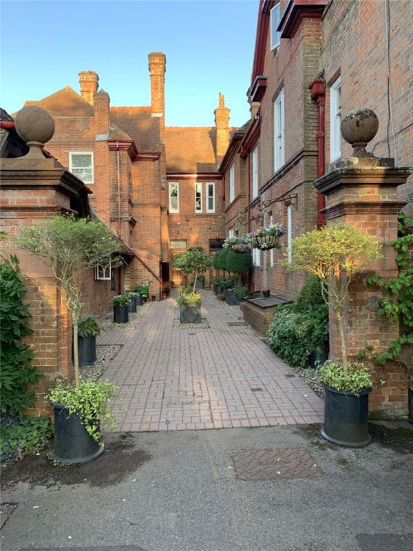 5 bedroom house, Stockcross, Newbury RG20 - Available