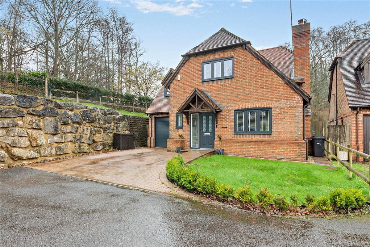 4 bedroom house, Crookham Hill, Crookham Common RG19 - Available