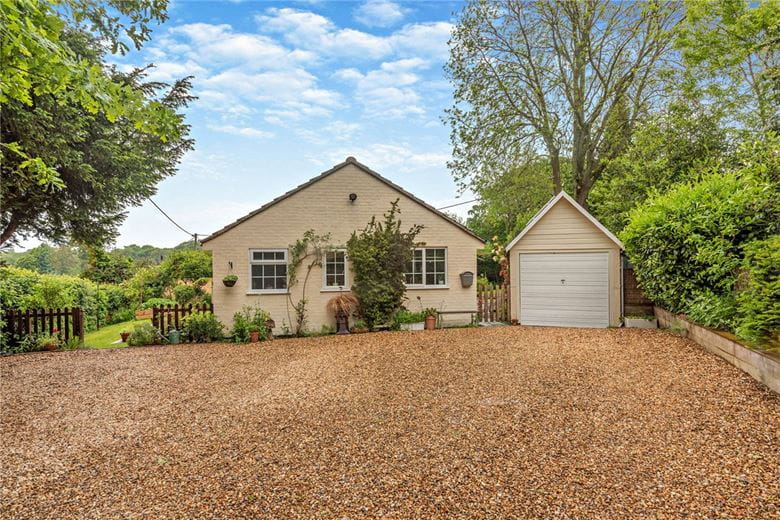 3 bedroom bungalow, Heath End, Newbury RG20 - Available