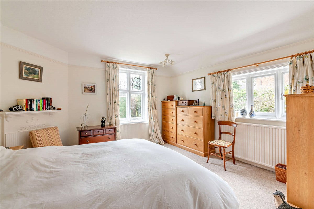 5 bedroom house, Andover Road, Newbury RG14 - Available