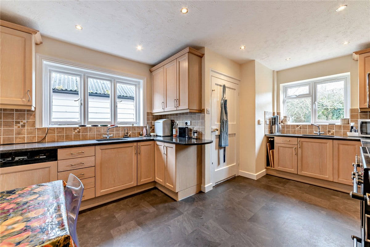 5 bedroom house, Andover Road, Newbury RG14 - Available