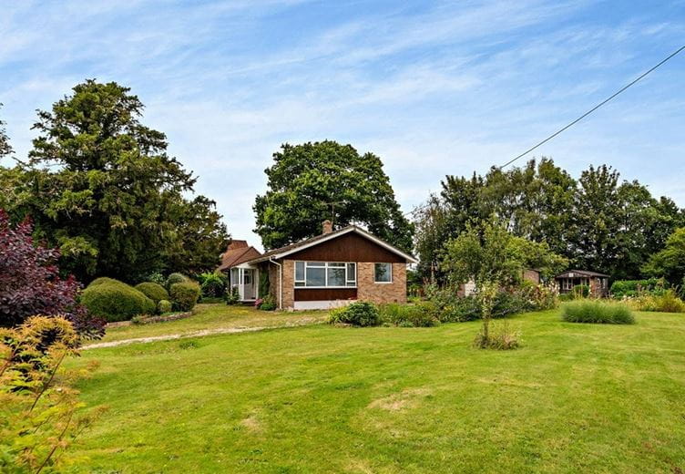 4 bedroom bungalow, The Thicket, Leckhampstead RG20 - Available