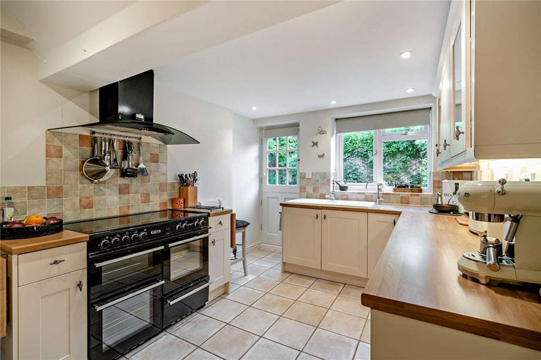 2 bedroom bungalow, Ridgeway Close, Hermitage RG18 - Available