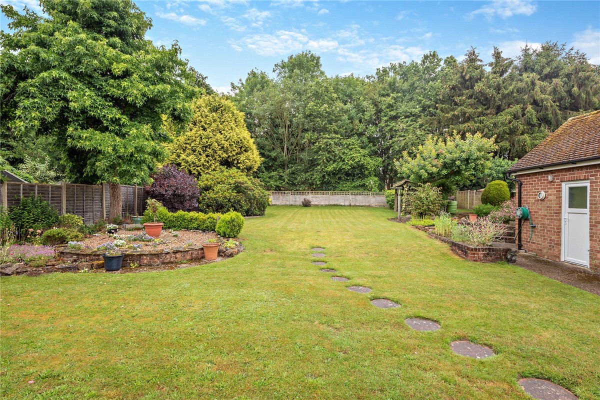 3 bedroom bungalow, Long Lane, Hermitage RG18 - Available